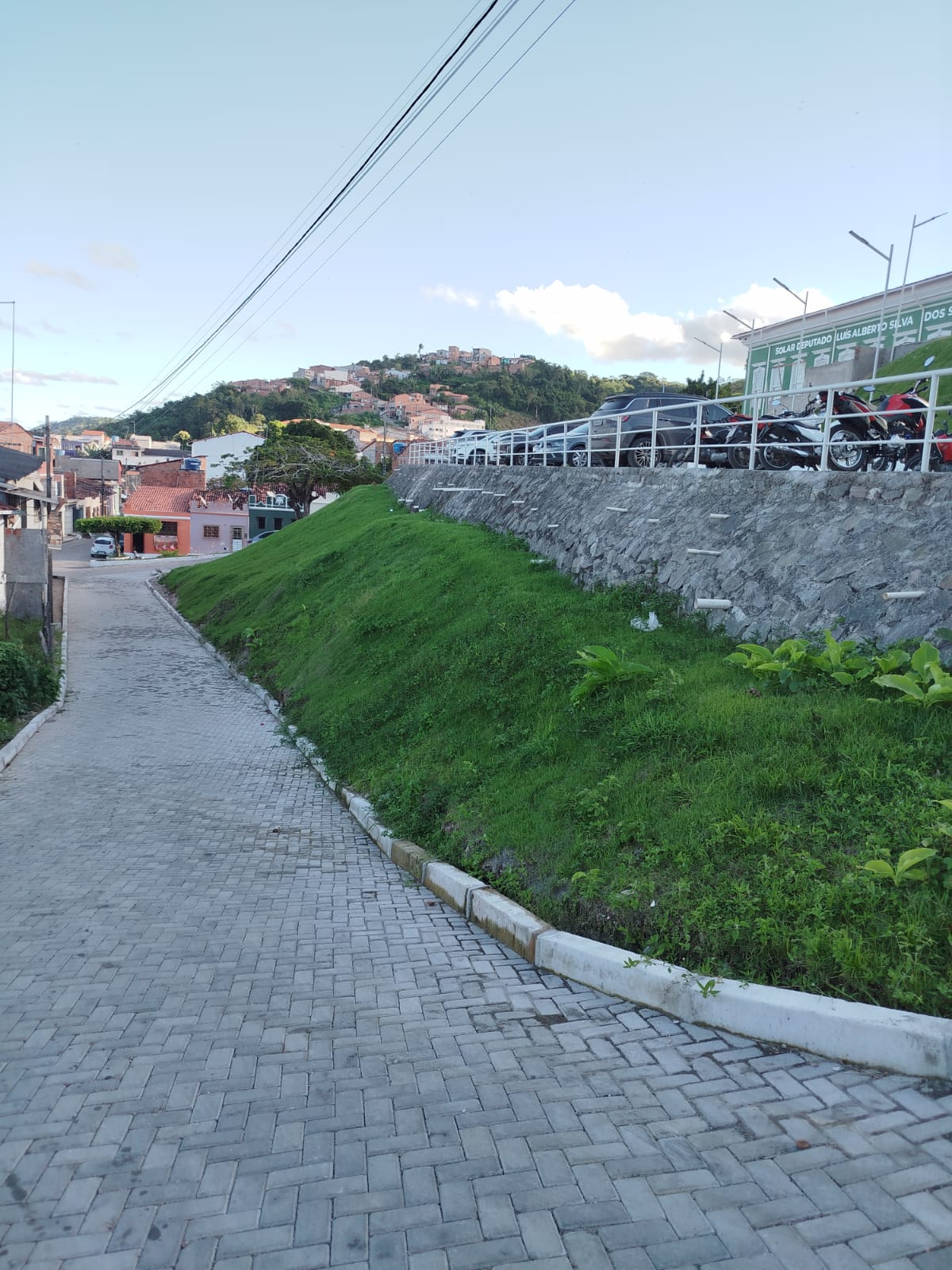 Calçamento intertravado concluído em Maragogipe, com meio-fio e paisagismo