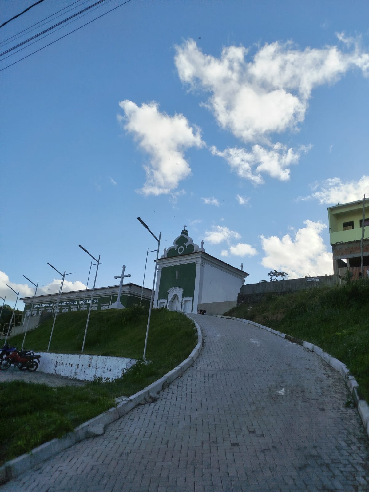 Calçamento intertravado concluído em Maragogipe, acesso até a capela do Solar Deputado Luís Alberto Silva dos Santos