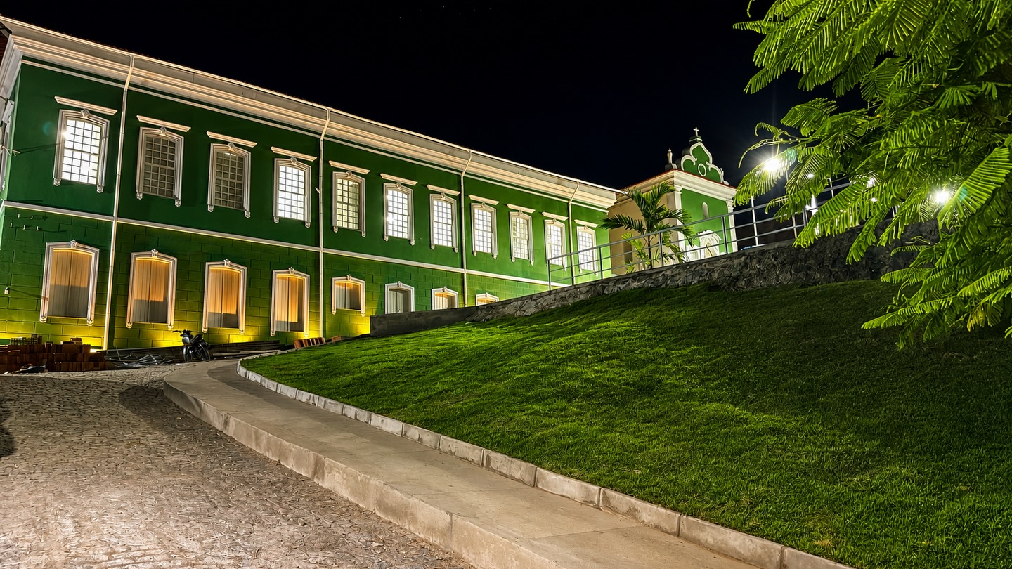 Secretaria de Educação de Maragogipe, fachada noturna